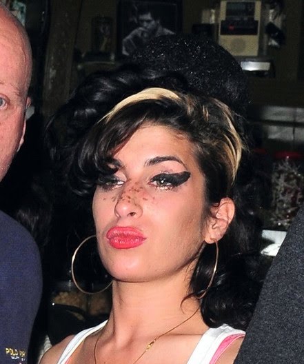 Amy Winehouse a vraiment besoin de lunettes 